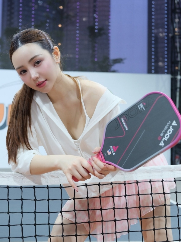 Thần thái cuốn hút trên sân tennis