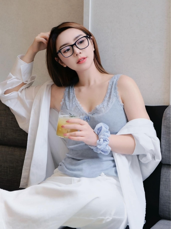 Quỳnh Kool sexy trong khoảnh khắc thư giãn