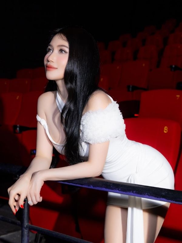 Váy trắng tinh khôi giữa rạp