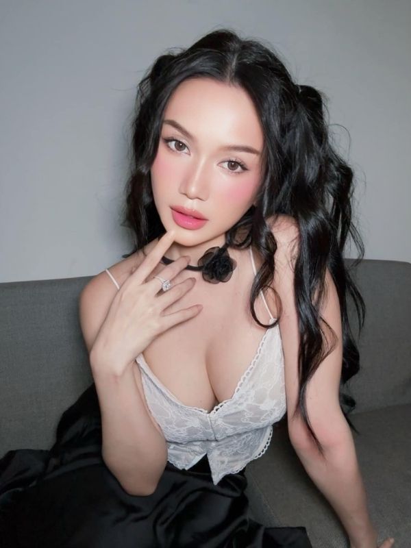 Ánh nhìn gợi cảm cháy bỏng