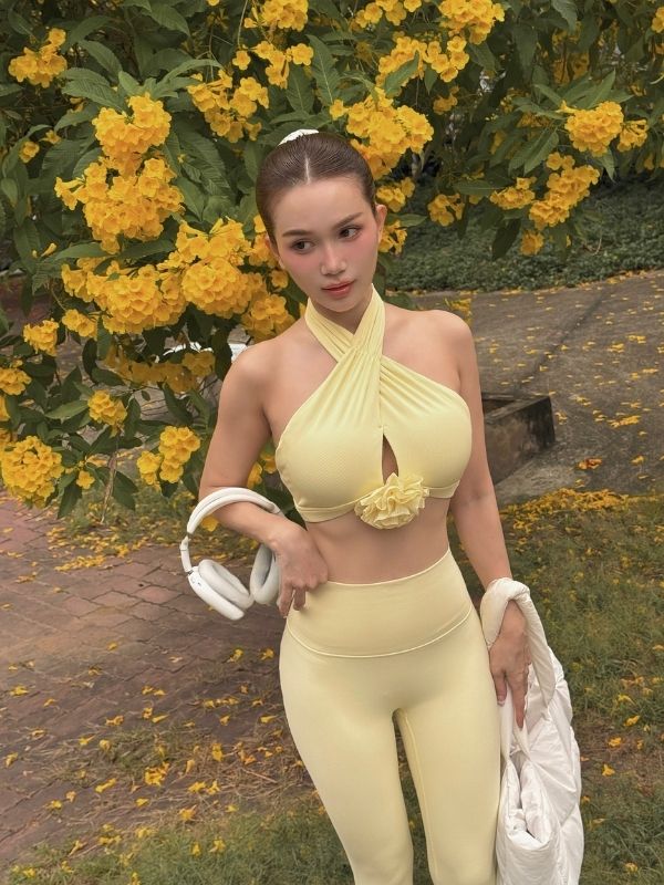 Set vàng nhạt trên nền thu