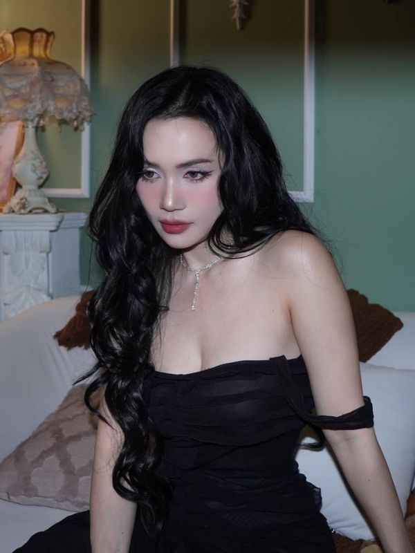 Ánh mắt Sĩ Thanh sexy