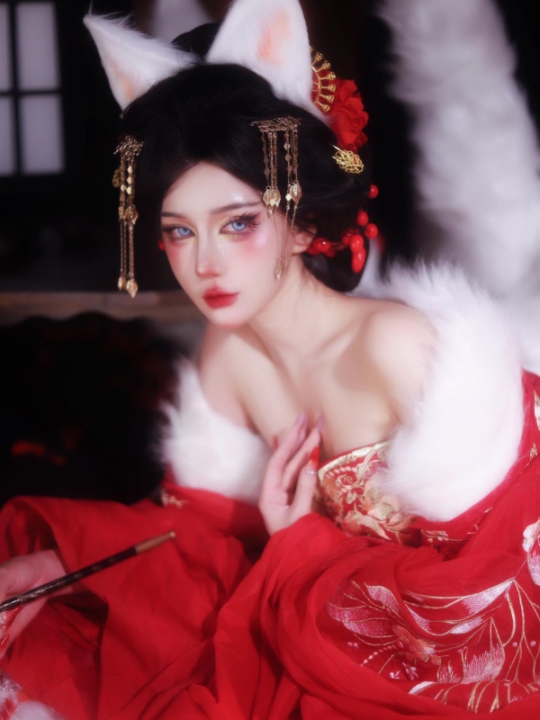 Gương mặt sắc sảo hút hồn người nhìn