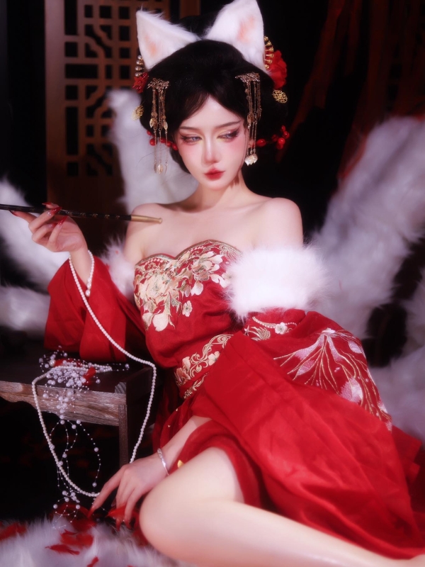 Tạo dáng quyến rũ trong trang phục cổ trang