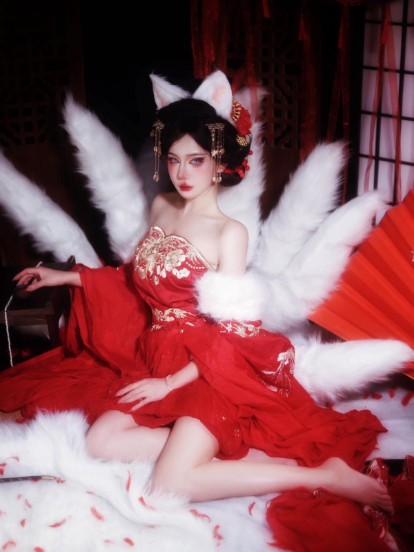 Streamer Phan Hoàng Thiên Thy đầy mê hoặc