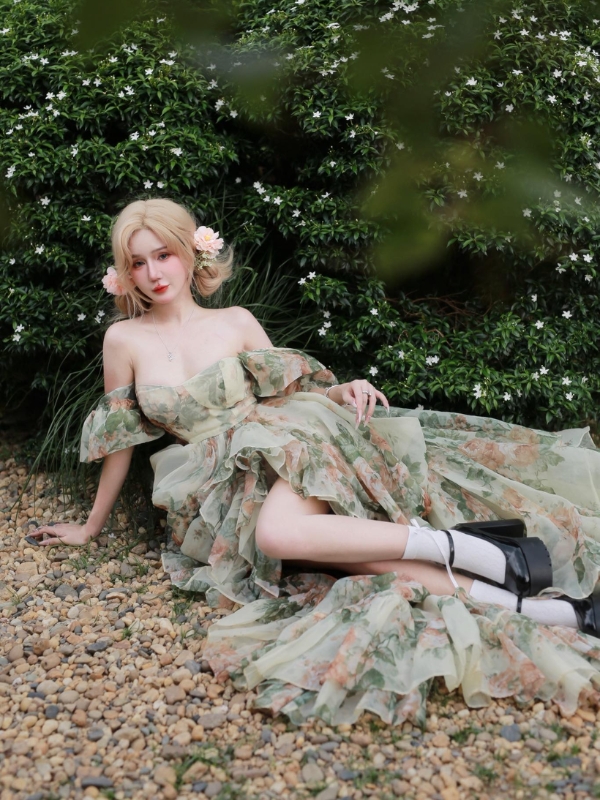 Dáng ngồi nhẹ nhàng, cuốn hút giữa thiên nhiên