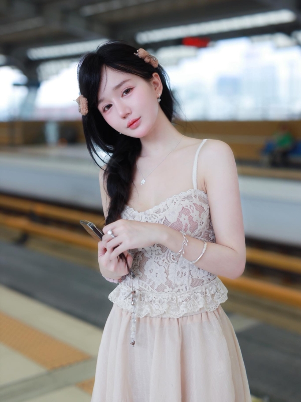 Ánh mắt trong veo gợi nét đẹp mong manh