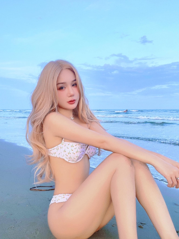 Ánh mắt quyến rũ cùng dáng ngồi gợi cảm