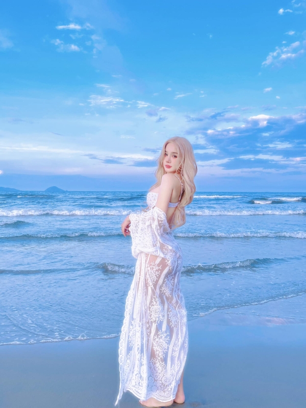 Dáng đứng tự tin giữa khung cảnh biển trời