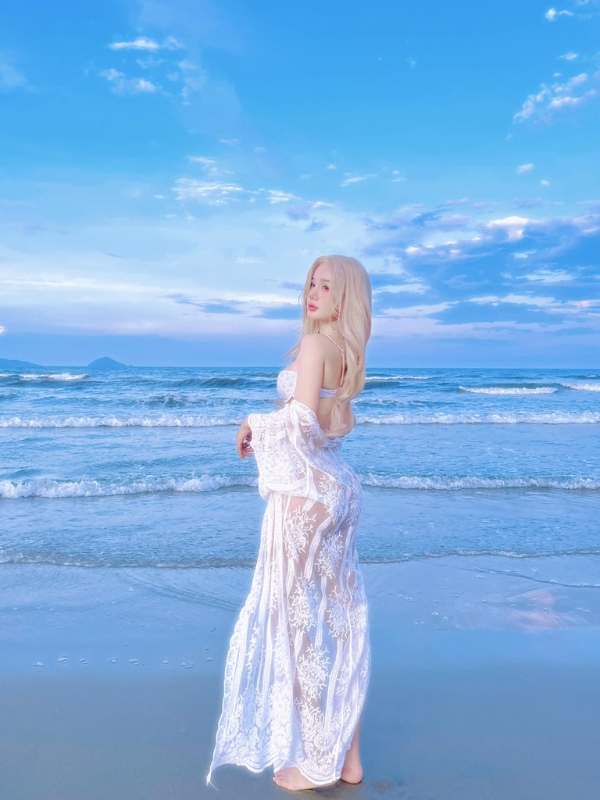 Streamer Phan Hoàng Thiên Thy rạng rỡ bên biển