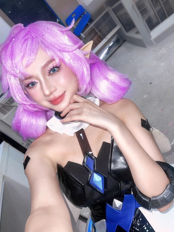 Kim Chi cosplay tóc tím nổi bật