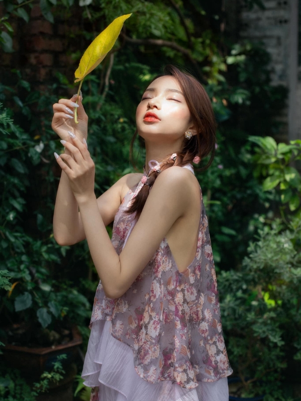 Nàng thơ cùng chiếc lá vàng