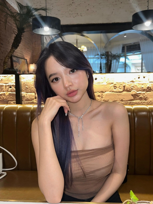 Style sexy trong ánh đèn vàng