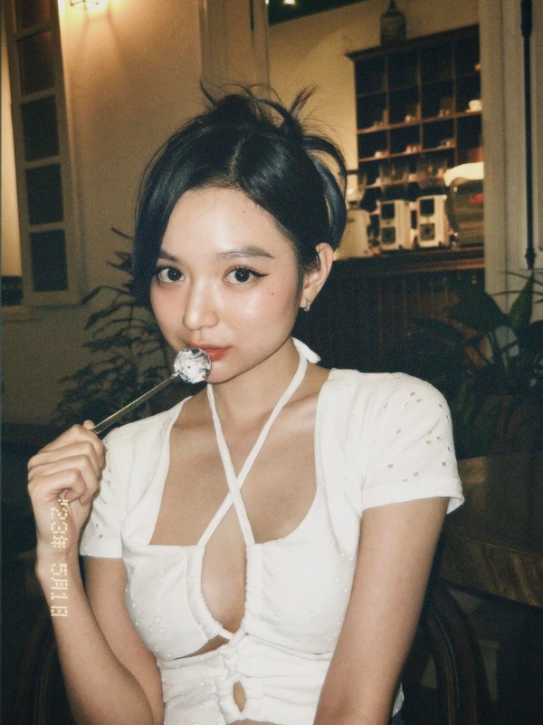 Nhí nhảnh cùng outfit trắng tinh