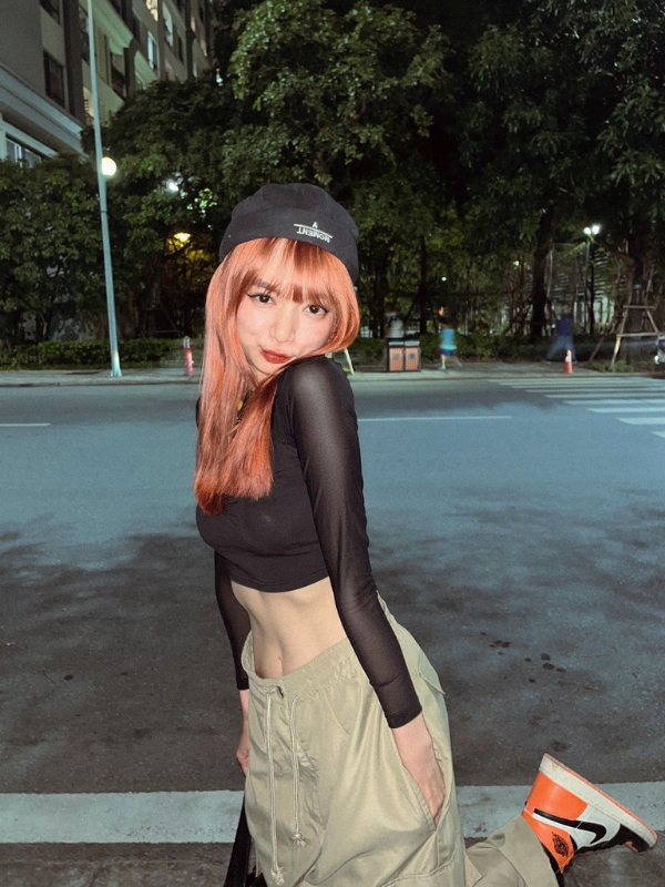 Tóc cam nổi bật trên phố đêm