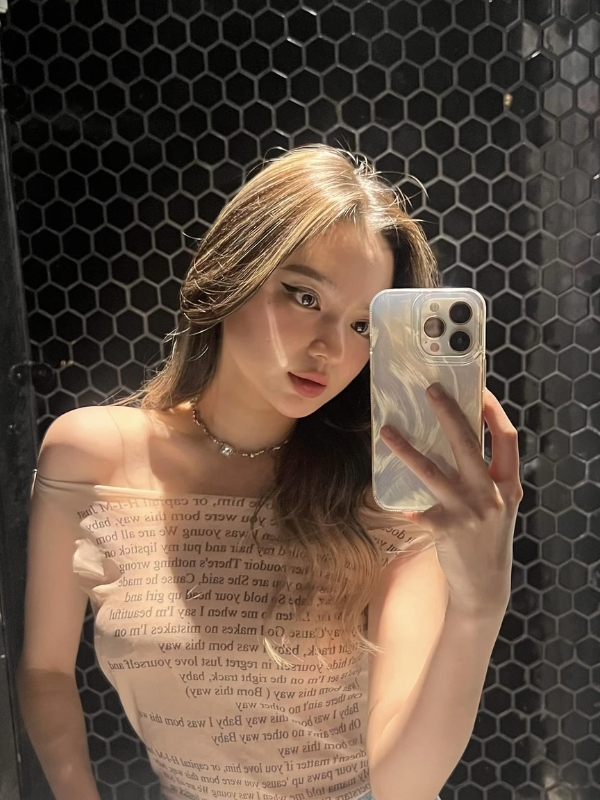 Selfie gương với ánh sáng mềm