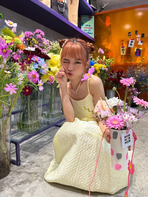 Cô nàng bên bó hoa hồng