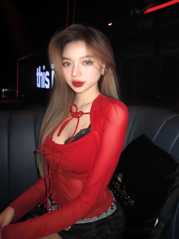 Gợi cảm cùng váy đỏ ôm body