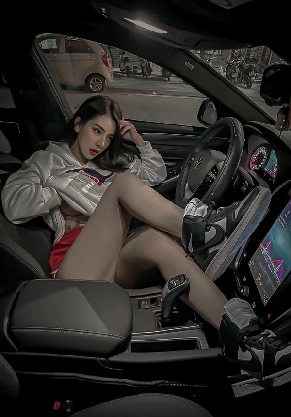 tạo d&aacute;ng chụp ảnh trong oto cho nữ