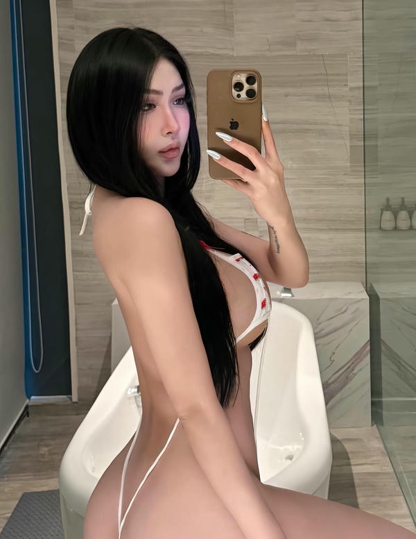 tạo dáng khoe nail sexy