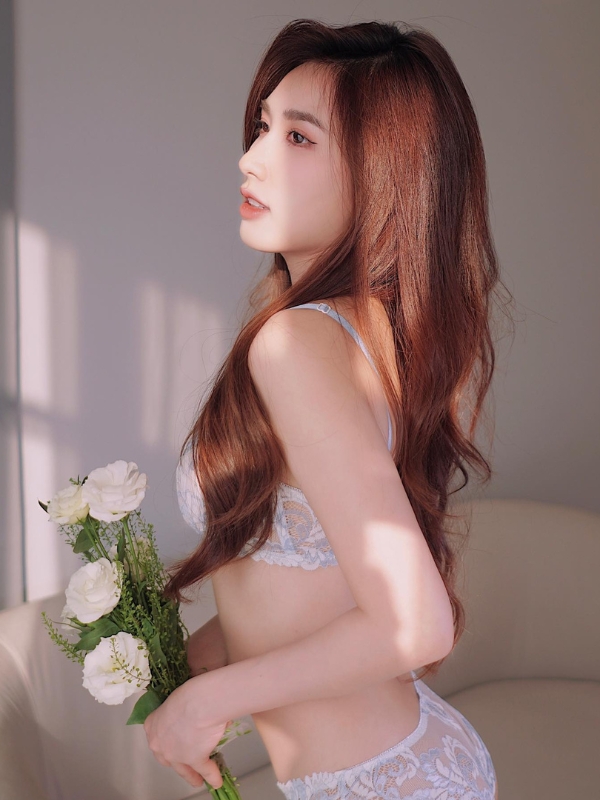 Thanh Mèo duyên dáng cùng đoá hoa trắng.