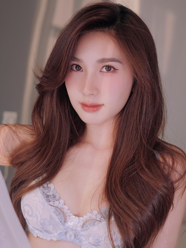 Gương mặt xinh đẹp rạng ngời ánh sáng.