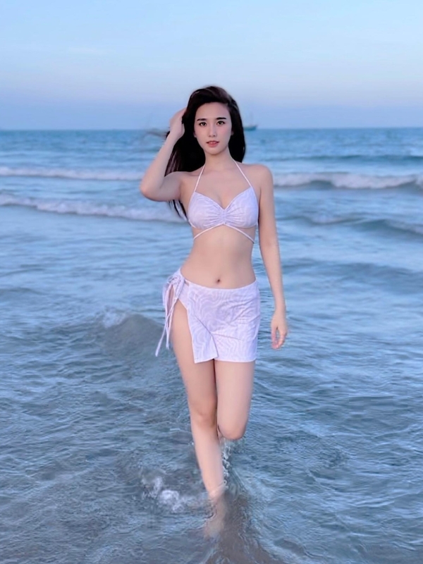 Tự tin khoe dáng giữa bãi biển xanh.