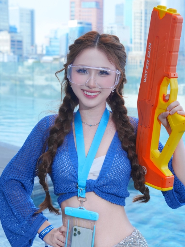 Thanh Mèo mặc bikini