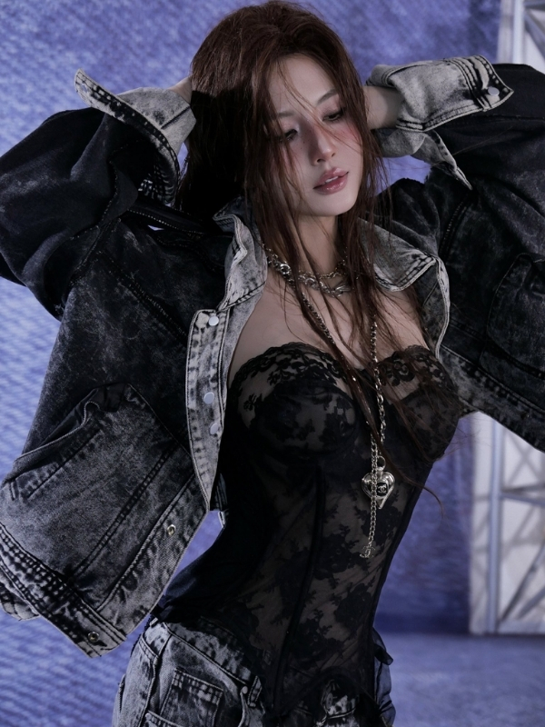 Thần thái bùng nổ trong bộ ren đen