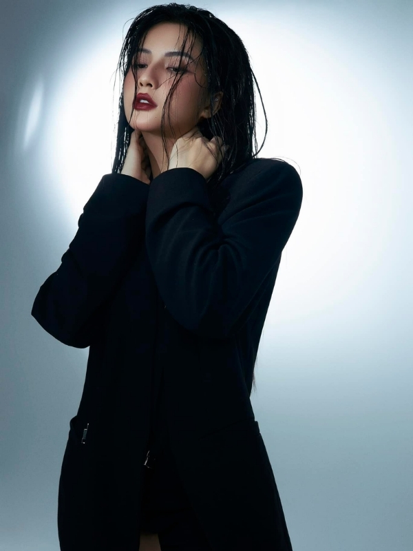 Thiên An lạnh lùng giữa ánh sáng