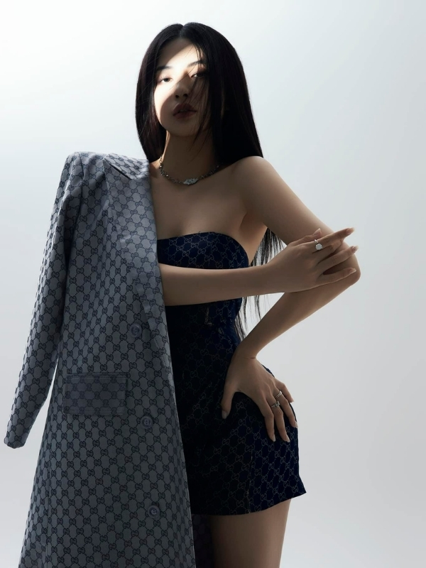 Tạo dáng cá tính với túi khổng lồ