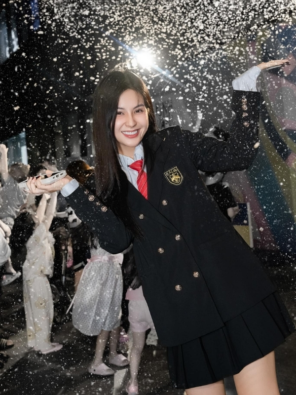 Thiên An rạng rỡ dưới mưa tuyết