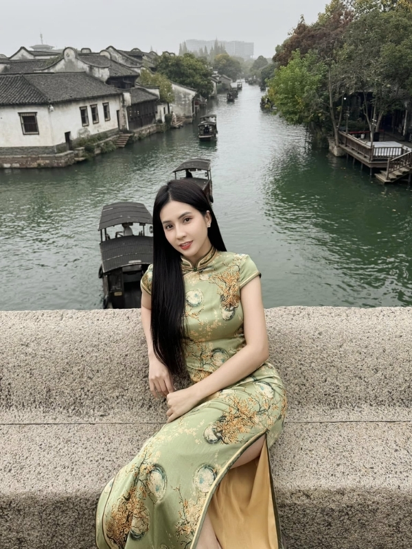 Dịu dàng bên sông với tà áo dài