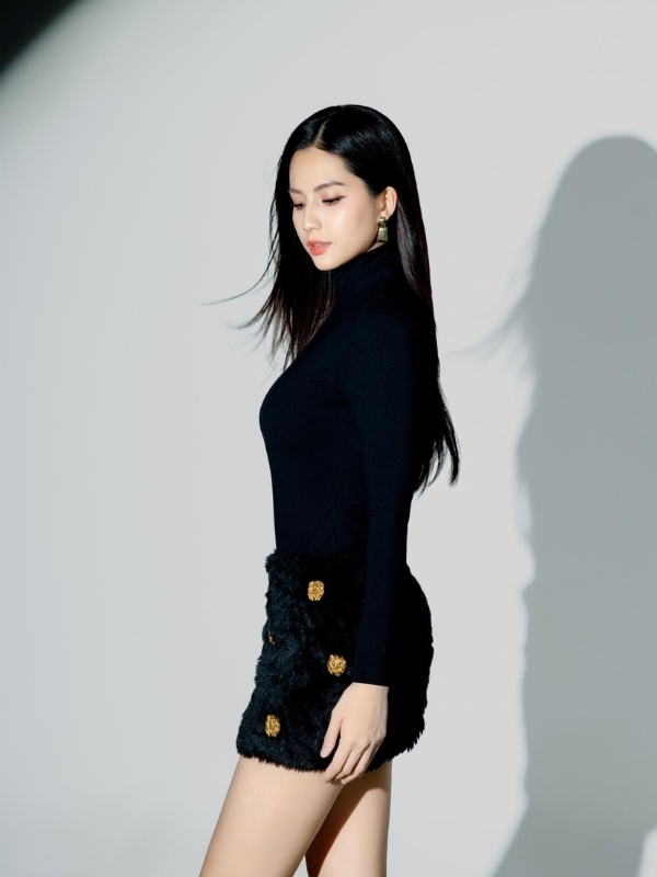 Thiên An khoe dáng giữa studio trắng