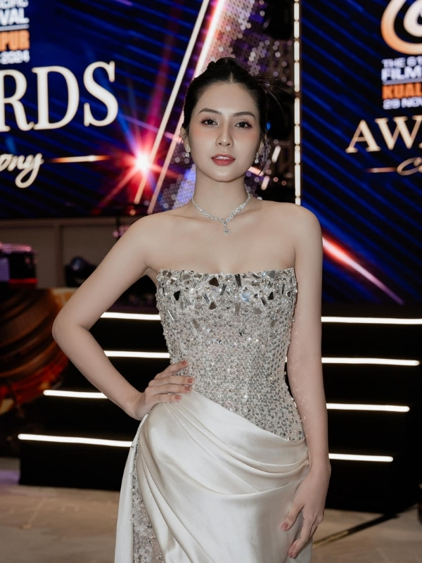 Gương mặt sắc sảo tại thảm đỏ