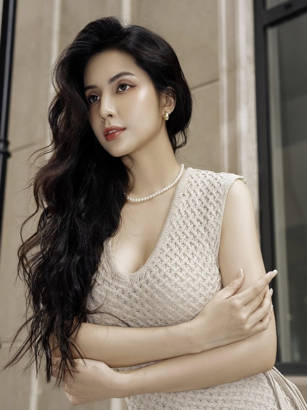 Mái tóc xoăn và thần thái kiêu sa