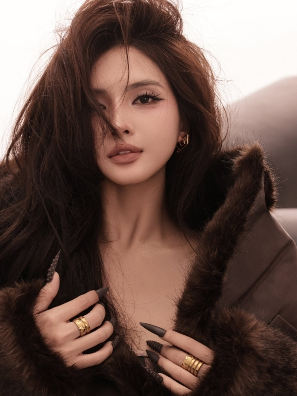 Gương mặt sắc sảo, đầy khí chất