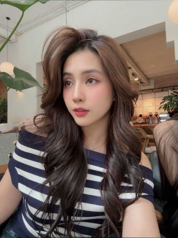 Kiểu tóc xoăn bồng bềnh cuốn hút