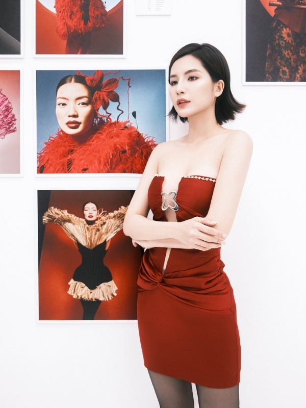 Thiên An quyến rũ trong bộ váy đỏ