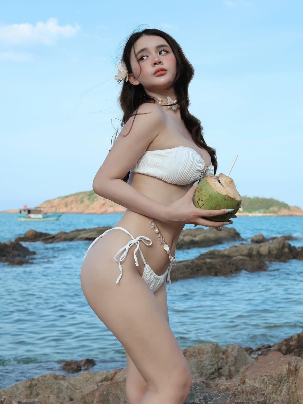 Tiktoker Chanh Xinh tự tin bên biển xanh