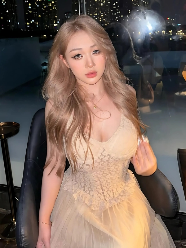 Trần Hà Linh mặc váy ren tiktok cực xinh