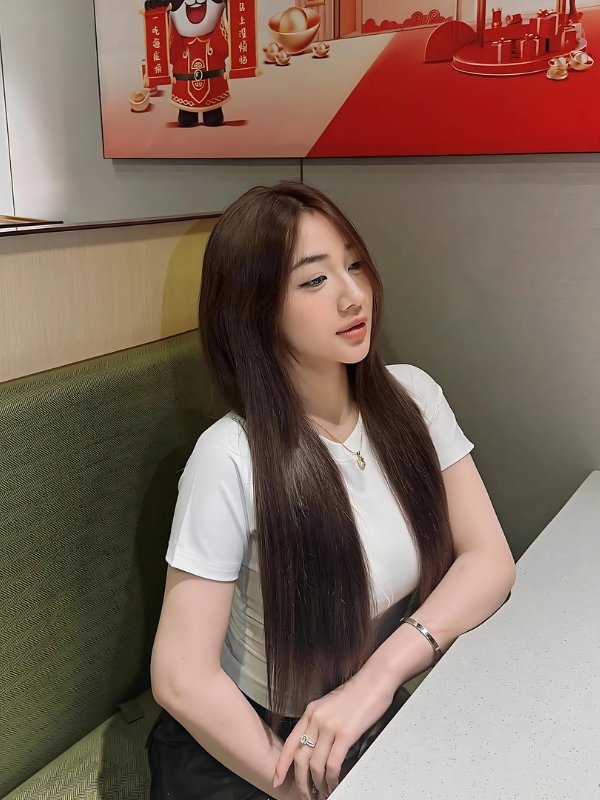 Góc nghiêng thần thánh của Trần Hà Linh