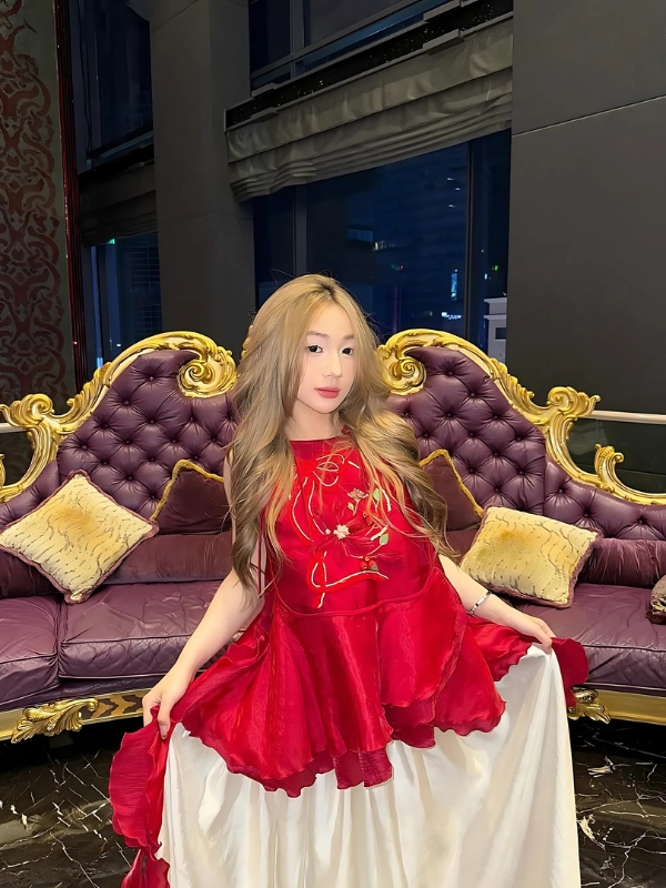 Trần Hà Linh mặc váy đỏ cổ tích