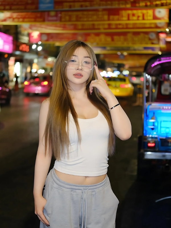 Ảnh street style của Trần Hà Linh