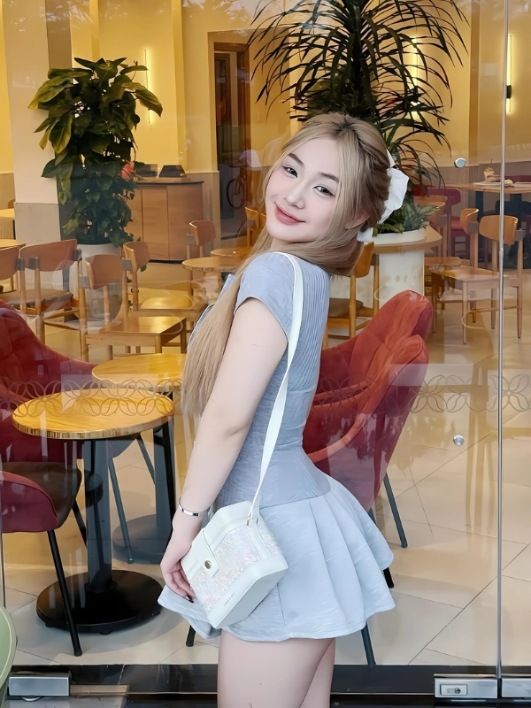 Tiktoker Trần Hà Linh cosplay học sinh
