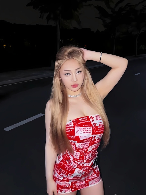 Tiktoker Trần Hà Linh mặc váy bodycon
