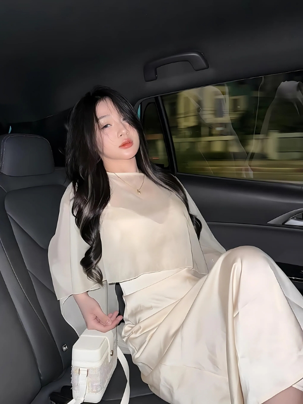 Trần Hà Linh cực thần thái trên xe hơi