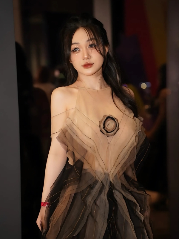 Tiktoker Trần Hà Linh gợi cảm trong váy lụa