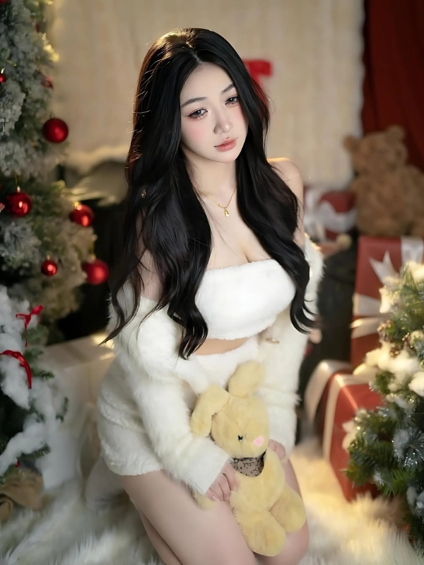 Tiktoker Trần Hà Linh bên cây thông Noel