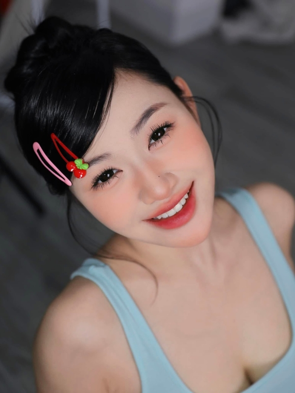 Cận mặt rạng rỡ của Trần Hà Linh